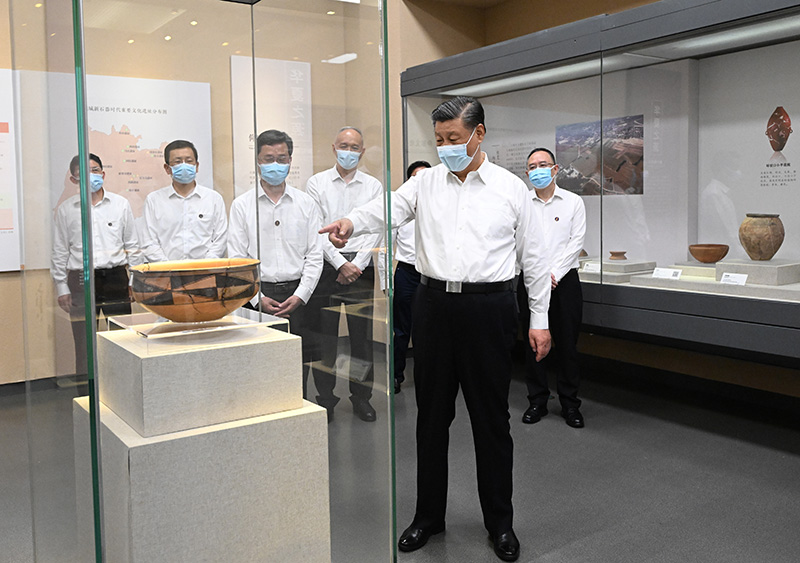 5月16日下午，中共中央总书记、国度主席、中央军委主席习近平在前往陕西西安主持中国－中亚峰会途中，在山西运城博物馆调查。